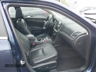 2016 Chrysler 300 Limited z VIN 2C3CCARG5GH334805, wystawiony jako IAAI lot #42355710 z przebiegiem 43 890 mil mil oraz . Historia ofert i sprzedaży dostępna na DreamBid. Obrazek 5.