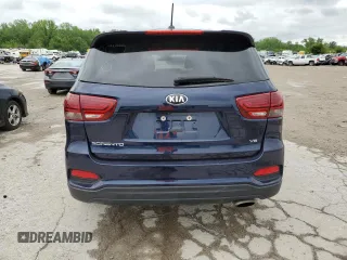 2020 Kia Sorento S z VIN 5XYPG4A5XLG612720, wystawiony jako Copart lot #55496335 z przebiegiem 98 995 mil mil oraz Czysty tytuł • Clean title. Historia ofert i sprzedaży dostępna na DreamBid. Obrazek 6.