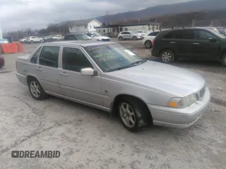 1999 Volvo S70 z VIN YV1LS55A3X1598346, wystawiony jako IAAI lot #35803246 z przebiegiem 215 097 mil mil oraz . Historia ofert i sprzedaży dostępna na DreamBid. Obrazek 1.