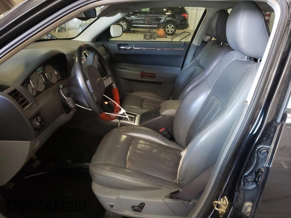 2005 Chrysler 300 C z VIN 2C3JA63H55H119210, wystawiony jako Copart lot #54727045 z przebiegiem 148 202 mil mil oraz Szkoda całkowita • Salvage title. Historia ofert i sprzedaży dostępna na DreamBid. Obrazek 7.
