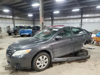 2010 Toyota Camry z VIN 4T4BF3EK5AR005130, wystawiony jako Copart lot #45053575 z przebiegiem 131 940 mil mil oraz Szkoda całkowita • Salvage title. Historia ofert i sprzedaży dostępna na DreamBid. Obrazek 1.