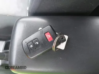 2014 Toyota Prius One z VIN JTDKDTB34E1571983, wystawiony jako IAAI lot #41760657 z przebiegiem 237 497 mil mil oraz . Historia ofert i sprzedaży dostępna na DreamBid. Obrazek 11.