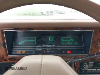 1988 Chrysler New Yorker z VIN 1C3BU6639JD209916, wystawiony jako IAAI lot #41744173 z przebiegiem 143 379 mil mil oraz . Historia ofert i sprzedaży dostępna na DreamBid. Obrazek 7.