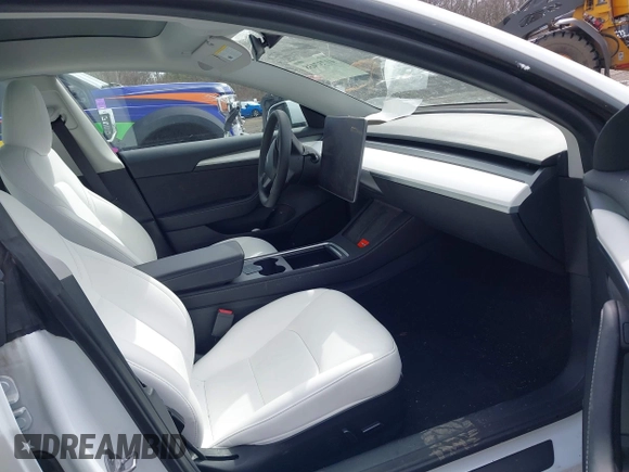 2023 Tesla Model 3 z VIN 5YJ3E1EA8PF671613, wystawiony jako IAAI lot #41737438 z przebiegiem 21 405 mil mil oraz . Historia ofert i sprzedaży dostępna na DreamBid. Obrazek 5.