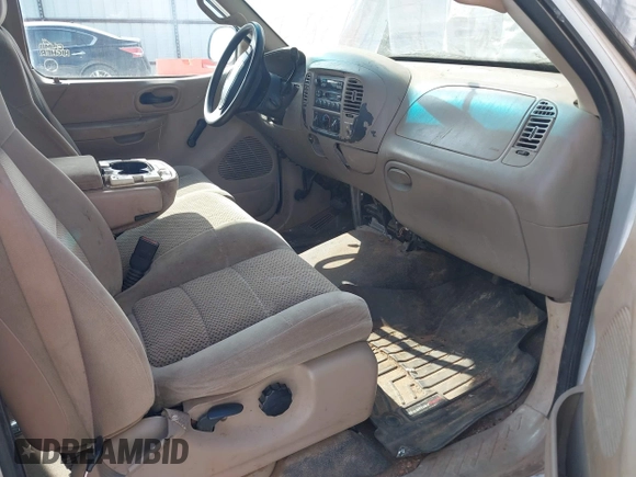 2002 Ford F-150 XL z VIN 1FTRX17W02KB68165, wystawiony jako IAAI lot #41613625 z przebiegiem 151 957 mil mil oraz . Historia ofert i sprzedaży dostępna na DreamBid. Obrazek 5.