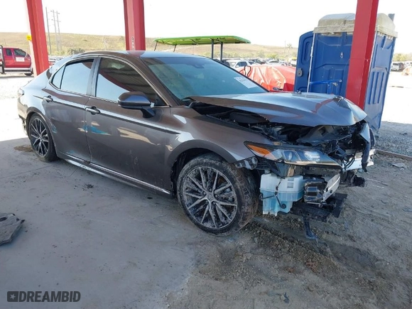 2021 Toyota Camry SE Nightshade with VIN 4T1G11AK7MU472644, listed as a IAAI auction lot 41316133 with 61,208 mi miles. Bid and sale history available at carsss.com. Image 1.