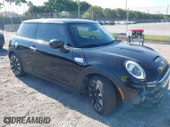 2020 MINI Hardtop Cooper S z VIN WMWXR5C07L2L55038, wystawiony jako IAAI lot #42031685 z przebiegiem 20 629 mil mil oraz . Historia ofert i sprzedaży dostępna na DreamBid. Obrazek 1.