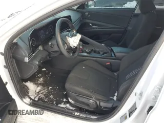 2024 Hyundai Elantra SEL z VIN KMHLM4DG0RU736051, wystawiony jako Copart lot #43045135 z przebiegiem 17 648 mil mil oraz Szkoda całkowita • Salvage title. Historia ofert i sprzedaży dostępna na DreamBid. Obrazek 7.