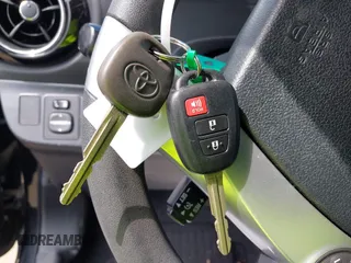 2016 Toyota Prius One z VIN JTDKDTB34G1125061, wystawiony jako IAAI lot #41866419 z przebiegiem 50 617 mil mil oraz . Historia ofert i sprzedaży dostępna na DreamBid. Obrazek 11.