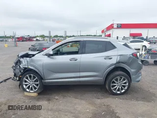2024 Buick Encore GX Avenir z VIN KL4AMFSL7RB021362, wystawiony jako IAAI lot #42484717 z przebiegiem 5 640 mil mil oraz . Historia ofert i sprzedaży dostępna na DreamBid. Obrazek 15.