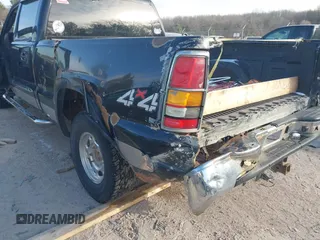 2005 GMC Sierra 1500HD SLT z VIN 1GTGK13U35F811518, wystawiony jako IAAI lot #41436920 z przebiegiem 227 019 mil mil oraz . Historia ofert i sprzedaży dostępna na DreamBid. Obrazek 19.