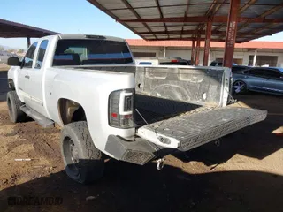 2011 Chevrolet Silverado 1500 LT with VIN 1GCRCSE09BZ423063, listed as a IAAI auction lot 41486593 with 390,292 mi miles. Bid and sale history available at carsss.com. Image 3.