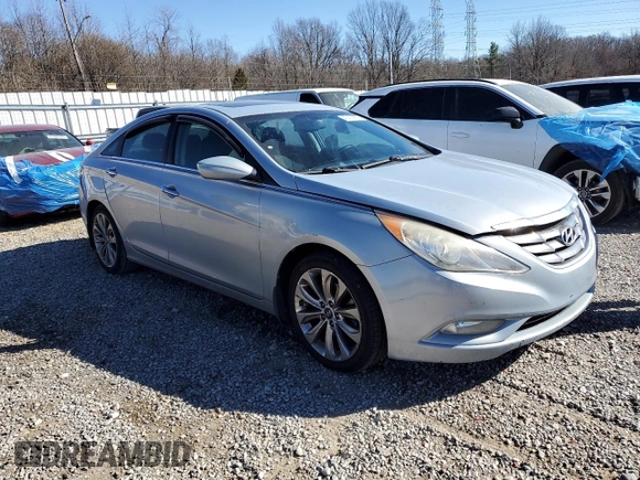 2013 Hyundai Sonata SE z VIN 5NPEC4AC7DH786496, wystawiony jako Copart lot #47479885 z przebiegiem 158 561 mil mil oraz Czysty tytuł • Clean title. Historia ofert i sprzedaży dostępna na DreamBid. Obrazek 4.