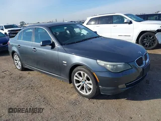 2009 BMW 5 Series 535i xDrive z VIN WBANV93559C133932, wystawiony jako IAAI lot #41482772 z przebiegiem 135 187 mil mil oraz . Historia ofert i sprzedaży dostępna na DreamBid. Obrazek 1.