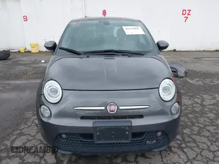2017 FIAT 500e z VIN 3C3CFFGE5HT697541, wystawiony jako IAAI lot #42139647 z przebiegiem 61 623 mil mil oraz . Historia ofert i sprzedaży dostępna na DreamBid. Obrazek 13.