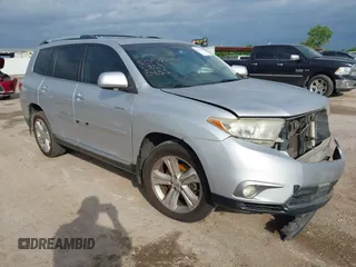 2013 Toyota Highlander Limited z VIN 5TDDK3EH9DS181923, wystawiony jako IAAI lot #42139593 z przebiegiem 320 605 mil mil oraz . Historia ofert i sprzedaży dostępna na DreamBid. Obrazek 1.
