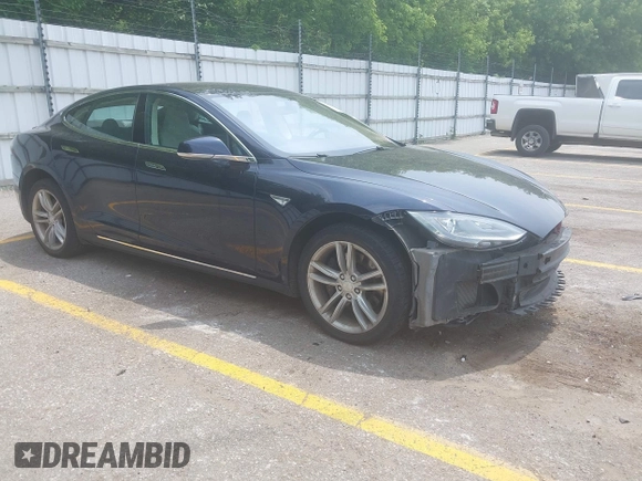 2013 Tesla Model S Performance z VIN 5YJSA1CP1DFP21827, wystawiony jako IAAI lot #42494897 z przebiegiem 148 150 mil mil oraz . Historia ofert i sprzedaży dostępna na DreamBid. Obrazek 1.