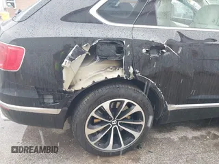 2019 Bentley Bentayga V8 z VIN SJAAM2ZVXKC025218, wystawiony jako IAAI lot #41741586 z przebiegiem 52 457 mil mil oraz . Historia ofert i sprzedaży dostępna na DreamBid. Obrazek 6.