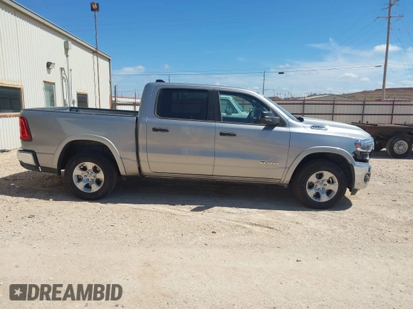 2025 Ram 1500 Big Horn z VIN 1C6SRFFP9SN581193, wystawiony jako IAAI lot #41874738 z przebiegiem 27 347 mil mil oraz . Historia ofert i sprzedaży dostępna na DreamBid. Obrazek 13.