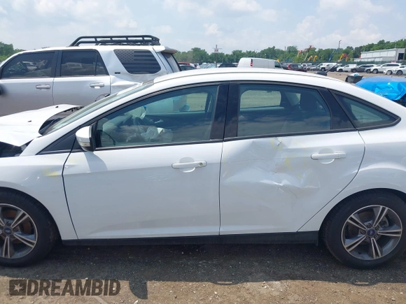 2018 Ford Focus SE z VIN 1FADP3FE5JL267982, wystawiony jako IAAI lot #42646881 z przebiegiem 40 163 mil mil oraz . Historia ofert i sprzedaży dostępna na DreamBid. Obrazek 14.