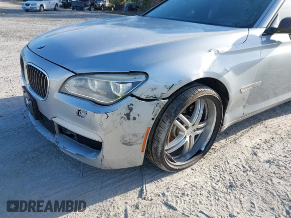 2013 BMW 7 Series 750Li xDrive with VIN WBAYF8C52DD140831, listed as a IAAI auction lot 41941071 with 207,251 mi miles. Bid and sale history available at carsss.com. Image 6.