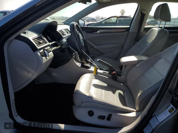 2017 Volkswagen Passat SE z VIN 1VWGT7A35HC078899, wystawiony jako Copart lot #55057695 z przebiegiem 45 620 mil mil oraz Szkoda całkowita • Salvage title. Historia ofert i sprzedaży dostępna na DreamBid. Obrazek 7.