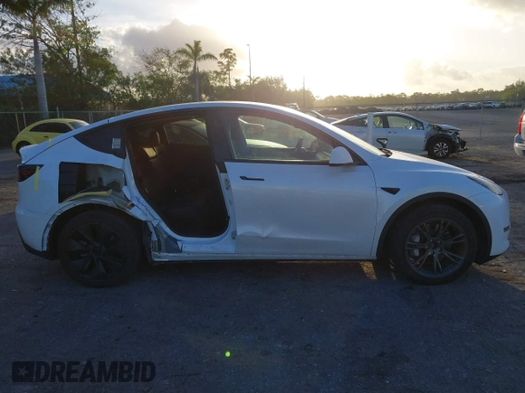 2024 Tesla Model Y Long Range z VIN 7SAYGDEE9RA291266, wystawiony jako IAAI lot #41956682 z przebiegiem 17 066 mil mil oraz . Historia ofert i sprzedaży dostępna na DreamBid. Obrazek 13.