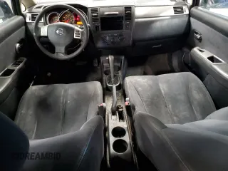 2008 Nissan Versa S z VIN 3N1BC13E48L363352, wystawiony jako Copart lot #50591665 z przebiegiem 204 311 mil mil oraz Szkoda całkowita • Salvage title. Historia ofert i sprzedaży dostępna na DreamBid. Obrazek 8.