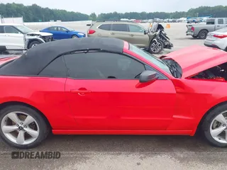2013 Ford Mustang V6 z VIN 1ZVBP8EM4D5221864, wystawiony jako IAAI lot #42525497 z przebiegiem 130 482 mil mil oraz . Historia ofert i sprzedaży dostępna na DreamBid. Obrazek 14.