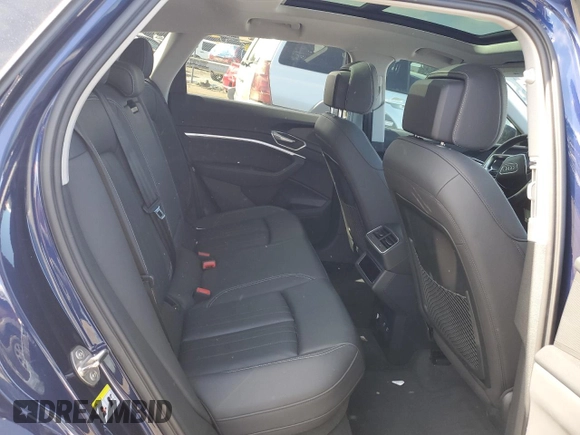 2021 Audi e-tron Premium z VIN WA1AAAGE9MB023564, wystawiony jako Copart lot #43758054 z przebiegiem 28 448 mil mil oraz Szkody całkowita. Historia ofert i sprzedaży dostępna na DreamBid. Obrazek 10.
