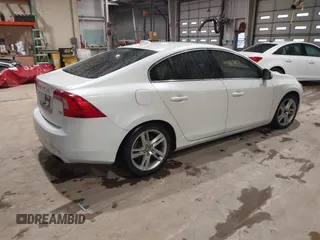 2015 Volvo S60 T5 Drive-E Premier z VIN YV126MFB4F1311693, wystawiony jako IAAI lot #41457471 z przebiegiem 146 042 mil mil oraz . Historia ofert i sprzedaży dostępna na DreamBid. Obrazek 4.