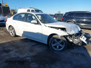 2015 BMW 3 Series 328i xDrive z VIN WBA3B3G55FNR87388, wystawiony jako IAAI lot #41460745 z przebiegiem 96 560 mil mil oraz . Historia ofert i sprzedaży dostępna na DreamBid. Obrazek 1.