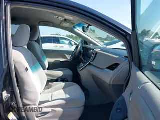 2015 Toyota Sienna LE AAS z VIN 5TDKK3DC0FS613377, wystawiony jako IAAI lot #42214127 z przebiegiem 135 836 mil mil oraz . Historia ofert i sprzedaży dostępna na DreamBid. Obrazek 5.