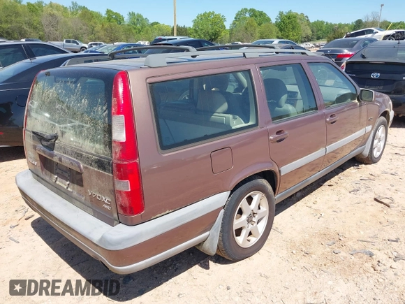 1998 Volvo V70 XC with VIN YV1LZ5646W2443819, listed as a IAAI auction lot 41977494 with 138,922 mi miles. Bid and sale history available at carsss.com. Image 4.
