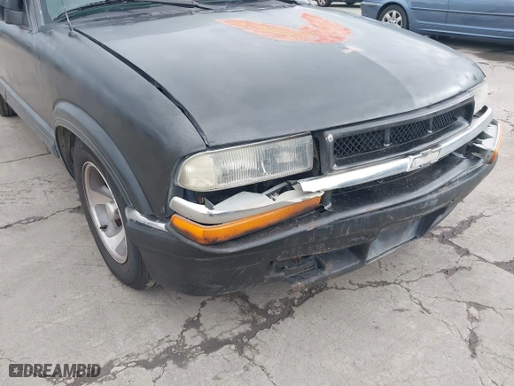 2000 Chevrolet S-10 LS with VIN 1GCCS19W5Y8161574, listed as a IAAI auction lot 41935197 with 255,231 mi miles. Bid and sale history available at carsss.com. Image 19.