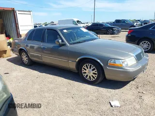 2003 Mercury Grand Marquis LS Premium z VIN 2MEFM75W33X633892, wystawiony jako IAAI lot #42201352 z przebiegiem 121 479 mil mil oraz . Historia ofert i sprzedaży dostępna na DreamBid. Obrazek 1.