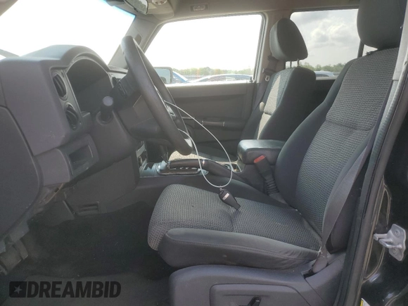2009 Jeep Commander Sport z VIN 1J8HG48K39C501268, wystawiony jako Copart lot #64312325 z przebiegiem 184 794 mil mil oraz Szkoda całkowita • Salvage title. Historia ofert i sprzedaży dostępna na DreamBid. Obrazek 7.