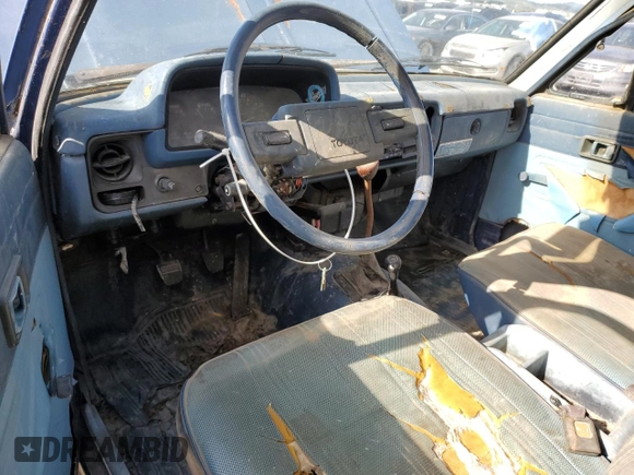 1983 Toyota Pickup z VIN JT4RN48D0D0062446, wystawiony jako Copart lot #59037805 z przebiegiem 157 999 mil mil oraz Czysty tytuł • Clean title. Historia ofert i sprzedaży dostępna na DreamBid. Obrazek 8.