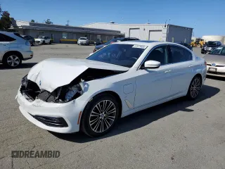 2018 BMW 5 Series 530e z VIN WBAJA9C58JB034431, wystawiony jako Copart lot #57073405 z przebiegiem 103 854 mil mil oraz Szkoda całkowita • Salvage title. Historia ofert i sprzedaży dostępna na DreamBid. Obrazek 1.