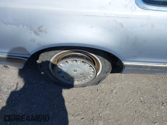 1984 Ford Thunderbird z VIN 1FABP4632EH220641, wystawiony jako IAAI lot #42325000 z przebiegiem 6094 mil mil oraz . Historia ofert i sprzedaży dostępna na DreamBid. Obrazek 15.