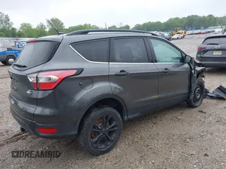 2017 Ford Escape SE z VIN 1FMCU9G95HUC83618, wystawiony jako IAAI lot #42324672 z przebiegiem 132 910 mil mil oraz . Historia ofert i sprzedaży dostępna na DreamBid. Obrazek 4.