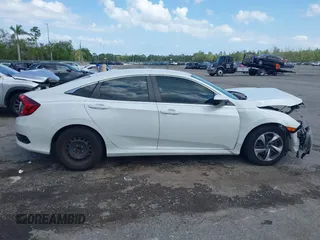 2020 Honda Civic LX z VIN 2HGFC2F65LH531818, wystawiony jako IAAI lot #41997104 z przebiegiem 68 878 mil mil oraz . Historia ofert i sprzedaży dostępna na DreamBid. Obrazek 14.
