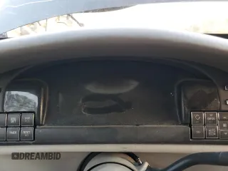 1999 Cadillac DeVille z VIN 1G6KD54Y5XU767438, wystawiony jako Copart lot #86133764 z przebiegiem Nie podano mil oraz Nie do naprawy • Non repairable. Historia ofert i sprzedaży dostępna na DreamBid. Obrazek 9.