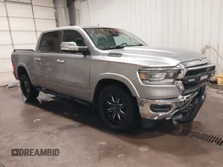 2020 Ram 1500 Laramie z VIN 1C6SRFJT7LN219241, wystawiony jako IAAI lot #41697936 z przebiegiem 51 906 mil mil oraz . Historia ofert i sprzedaży dostępna na DreamBid. Obrazek 1.
