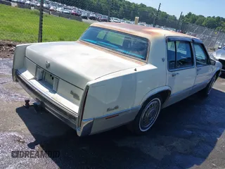 1989 Cadillac DeVille z VIN 1G6CD5159K4342392, wystawiony jako IAAI lot #42451638 z przebiegiem 162 687 mil mil oraz . Historia ofert i sprzedaży dostępna na DreamBid. Obrazek 4.
