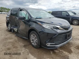 2023 Toyota Sienna XLE z VIN 5TDYRKEC5PS153293, wystawiony jako Copart lot #57975785 z przebiegiem 26 013 mil mil oraz Szkoda całkowita • Salvage title. Historia ofert i sprzedaży dostępna na DreamBid. Obrazek 4.