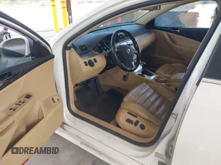 2008 Volkswagen Passat 3.6L V6 z VIN WVWCU73C18P112907, wystawiony jako IAAI lot #42333428 z przebiegiem 113 174 mil mil oraz . Historia ofert i sprzedaży dostępna na DreamBid. Obrazek 5.