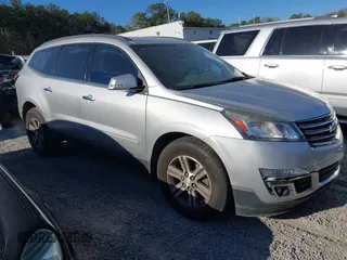 2016 Chevrolet Traverse LT z VIN 1GNKRHKD4GJ159841, wystawiony jako IAAI lot #41843051 z przebiegiem 155 542 mil mil oraz . Historia ofert i sprzedaży dostępna na DreamBid. Obrazek 1.