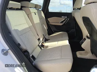 2023 BMW X1 xDrive28i z VIN WBX73EF02P5X84109, wystawiony jako Copart lot #57438595 z przebiegiem 25 421 mil mil oraz Tytuł czysty. Historia ofert i sprzedaży dostępna na DreamBid. Obrazek 10.