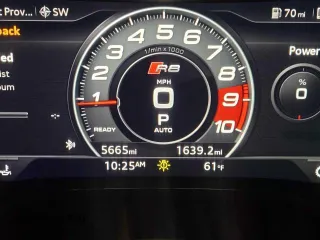 2021 Audi R8 z VIN WUAKBAFX4M7901384, wystawiony jako Copart lot #44935945 z przebiegiem 5 665 mil mil oraz Czysty tytuł • Clean title. Historia ofert i sprzedaży dostępna na DreamBid. Obrazek 8.